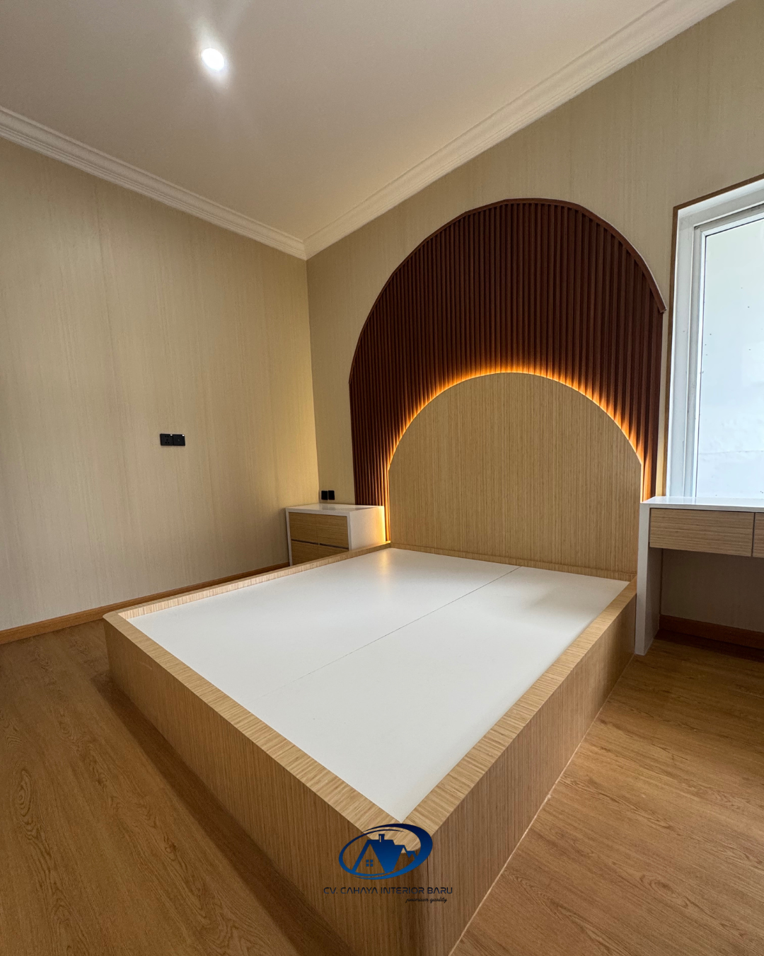 Modern Wood-Grain Bedroom: Estetika Minimalis 