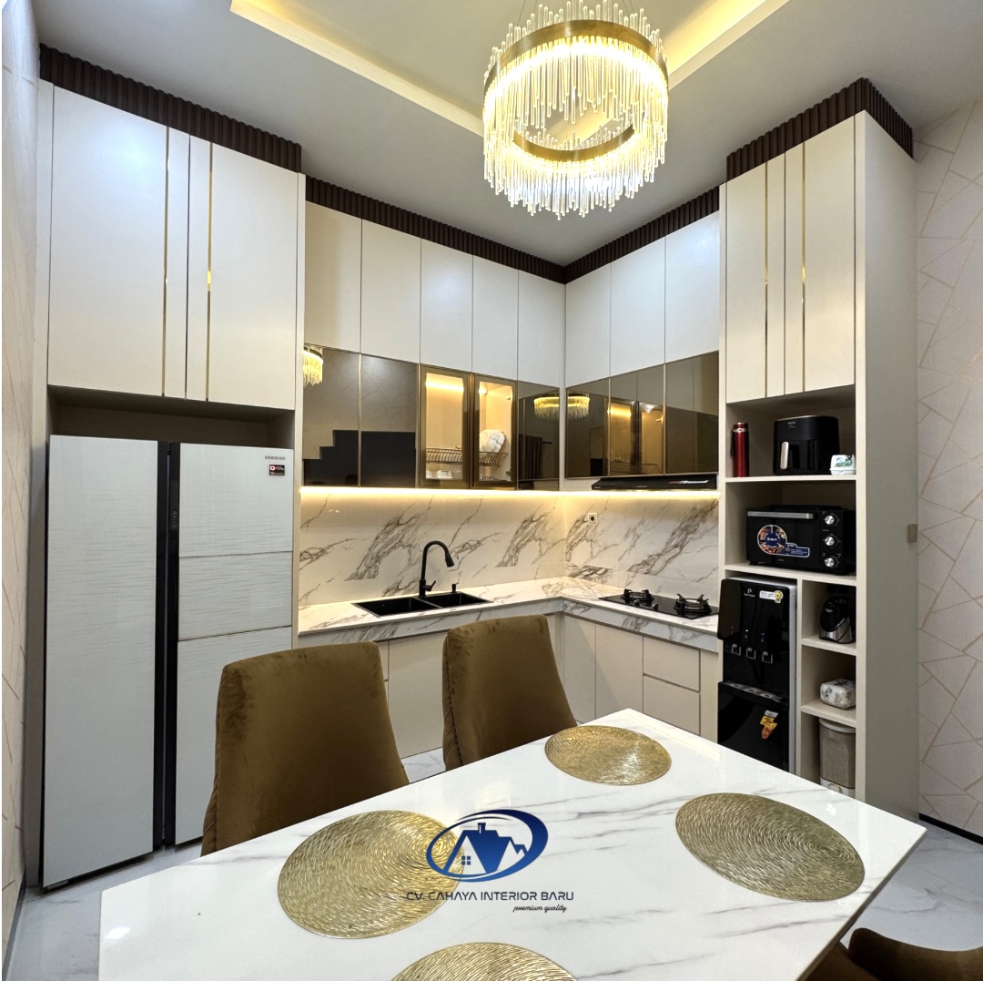 Kitchen Set Modern Klasik yang Mewah & Kompak