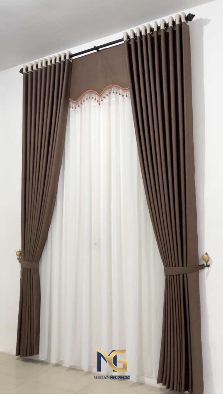 Gordyn Klasik Modern dengan Aksen Poni Kristal