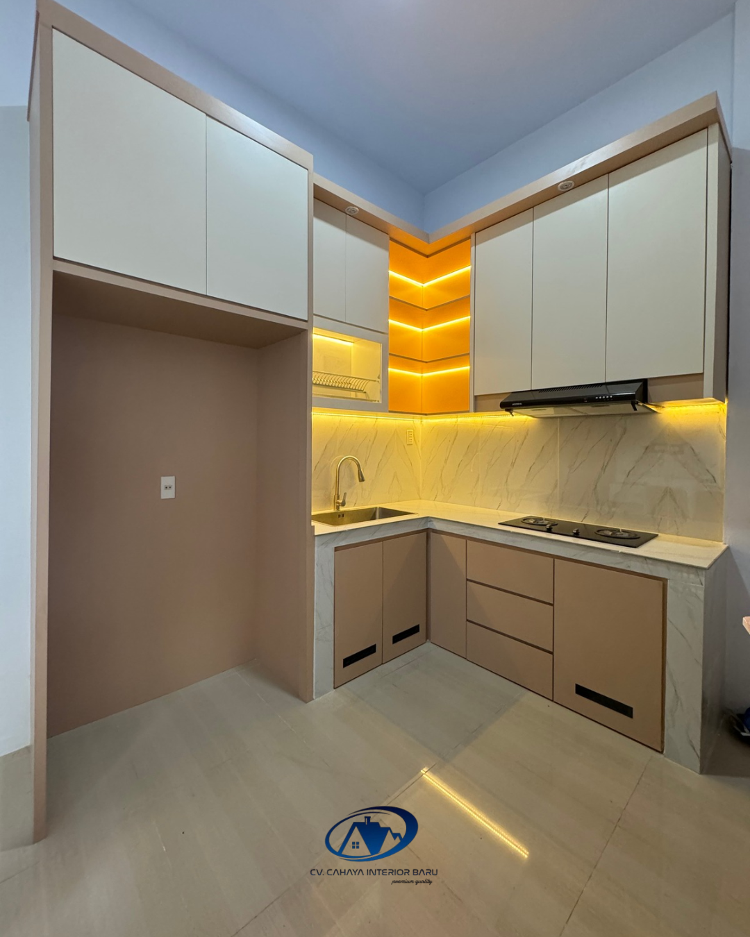 Kitchen Set Minimalis Modern dengan Sentuhan Warm 